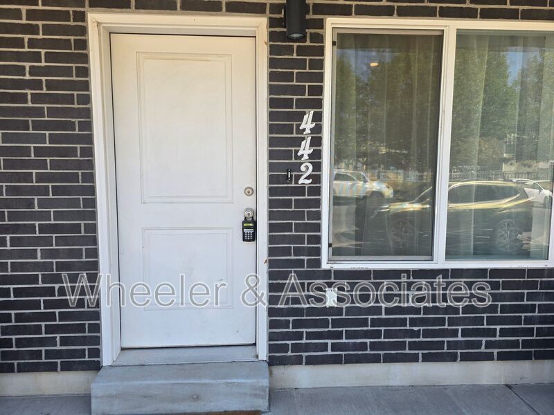 Modern 2 Bed / 2.5 Bath Townhome in Clearfield property image