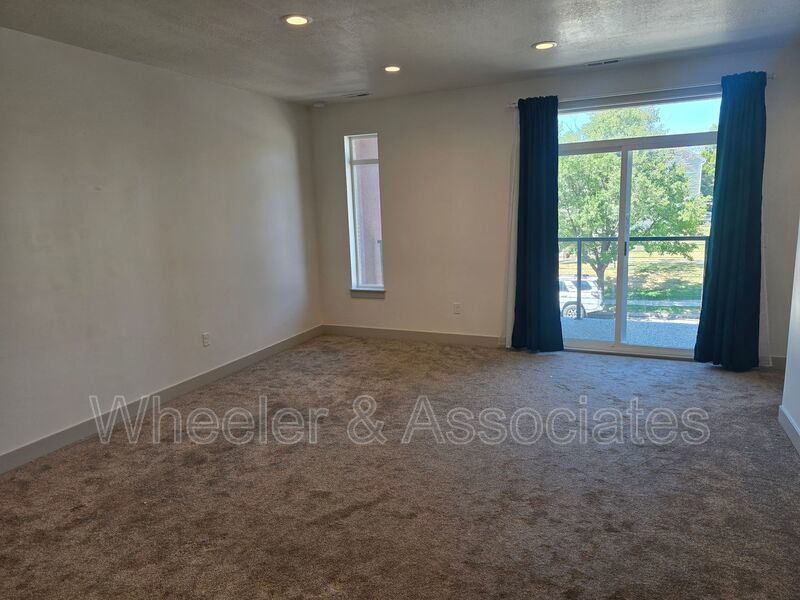 Modern 2 Bed / 2.5 Bath Townhome in Clearfield property image
