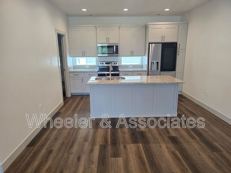 Modern 2 Bed / 2.5 Bath Townhome in Clearfield property image