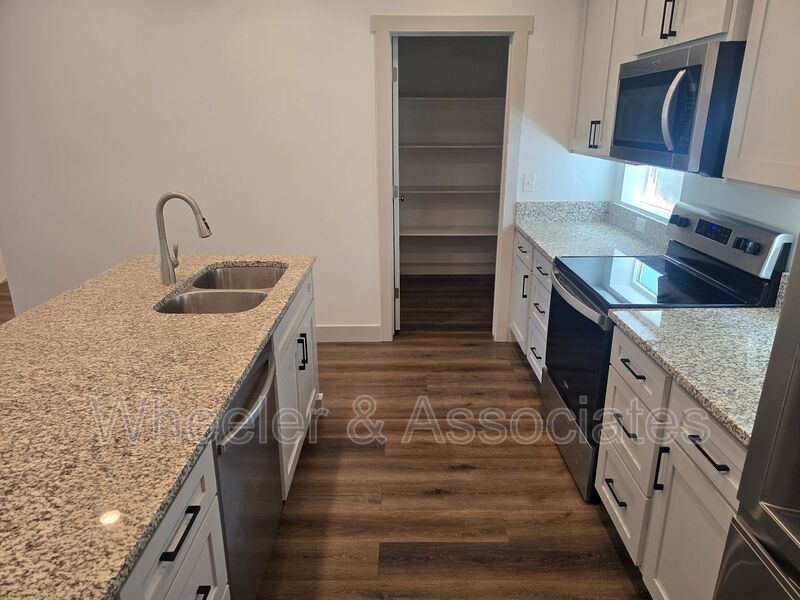 Modern 2 Bed / 2.5 Bath Townhome in Clearfield property image
