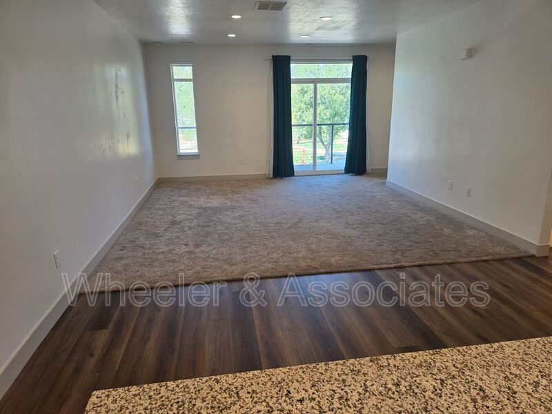 Modern 2 Bed / 2.5 Bath Townhome in Clearfield property image