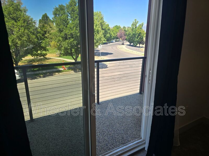 Modern 2 Bed / 2.5 Bath Townhome in Clearfield property image