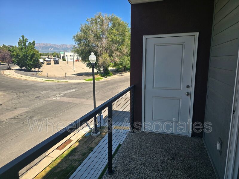 Modern 2 Bed / 2.5 Bath Townhome in Clearfield property image