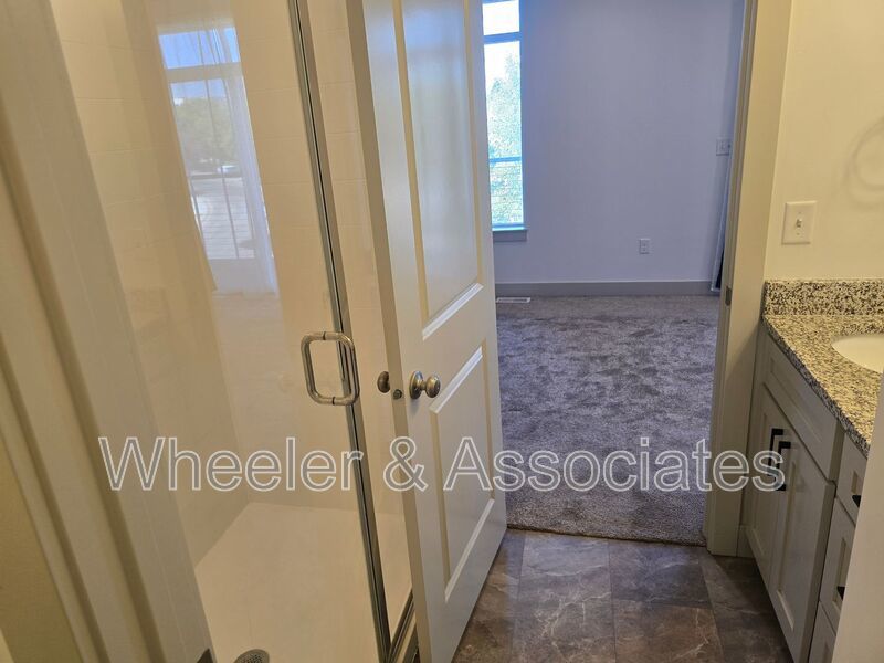 Modern 2 Bed / 2.5 Bath Townhome in Clearfield property image