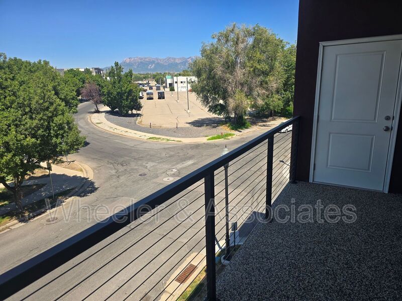 Modern 2 Bed / 2.5 Bath Townhome in Clearfield property image