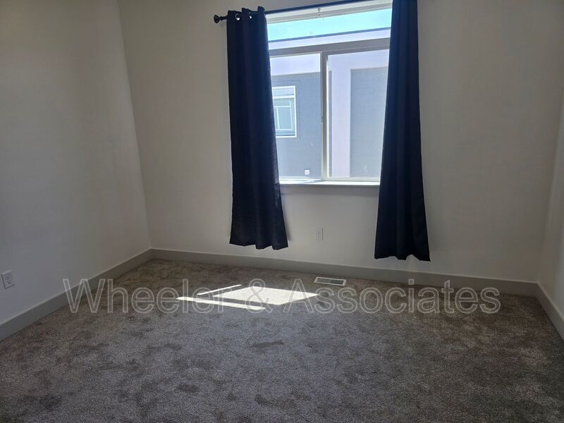 Modern 2 Bed / 2.5 Bath Townhome in Clearfield property image