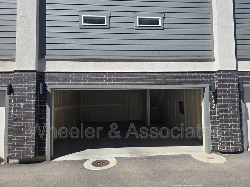 Modern 2 Bed / 2.5 Bath Townhome in Clearfield property image