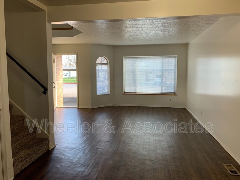 Slaterville townhouse across from IRS with 2 bedrooms with a loft upstairs with 1.5 bathrooms in Slaterville off 12th street by IRS property image