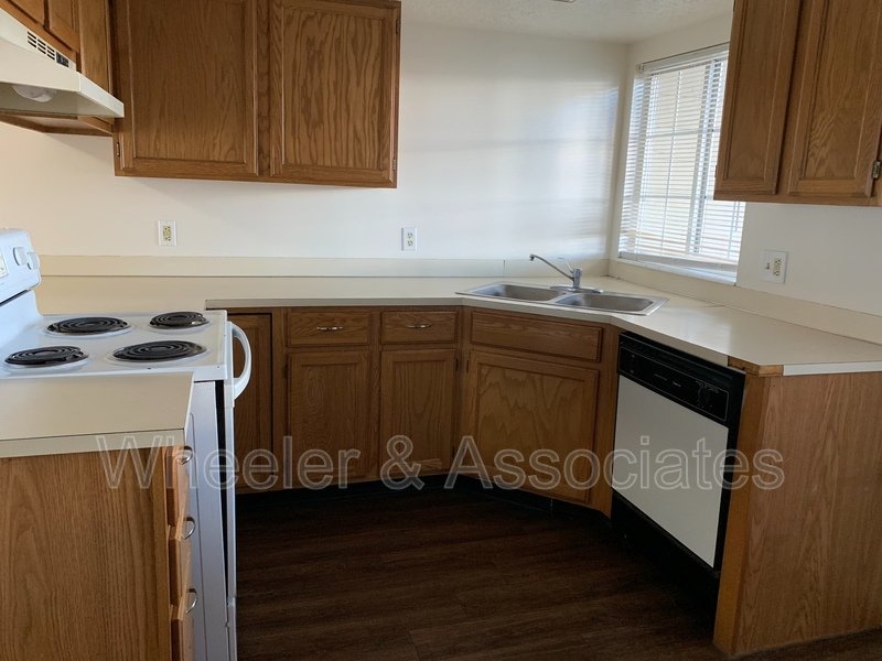 Slaterville townhouse across from IRS with 2 bedrooms with a loft upstairs with 1.5 bathrooms in Slaterville off 12th street by IRS property image