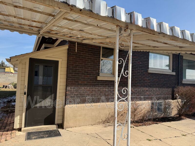 Renovated 1 bed 1 bath basement duplex with utilities paid up to $200 then split between tenants. property image