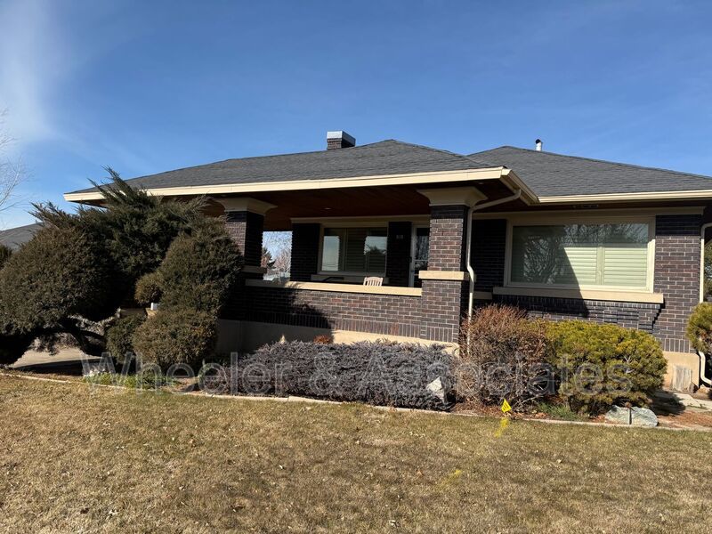 Renovated 1 bed 1 bath basement duplex with utilities paid up to $200 then split between tenants. property image