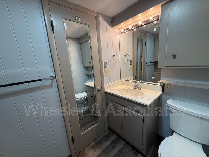 Renovated 1 bed 1 bath basement duplex with utilities paid up to $200 then split between tenants. property image