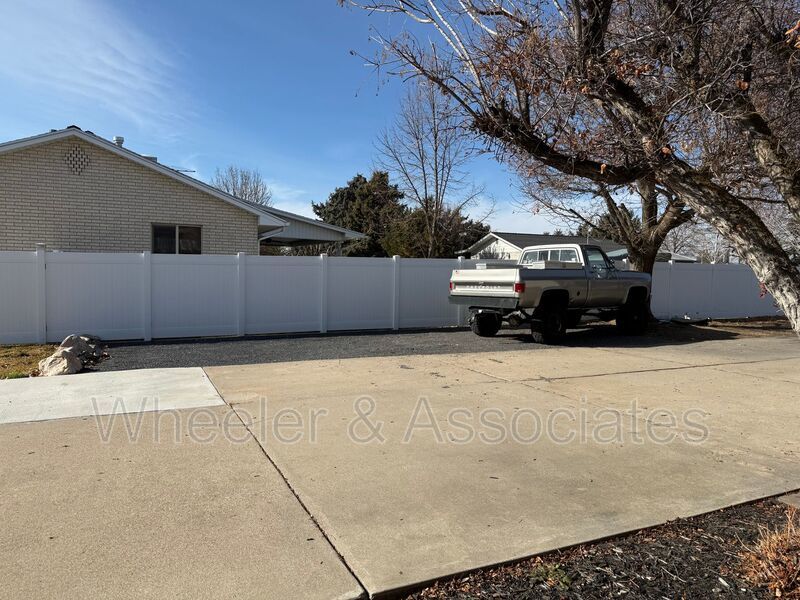 Renovated 1 bed 1 bath basement duplex with utilities paid up to $200 then split between tenants. property image