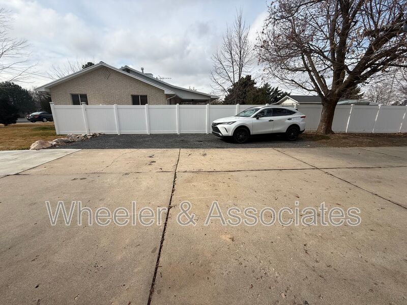 Renovated 1 bed 1 bath basement duplex with utilities paid up to $200 then split between tenants. property image