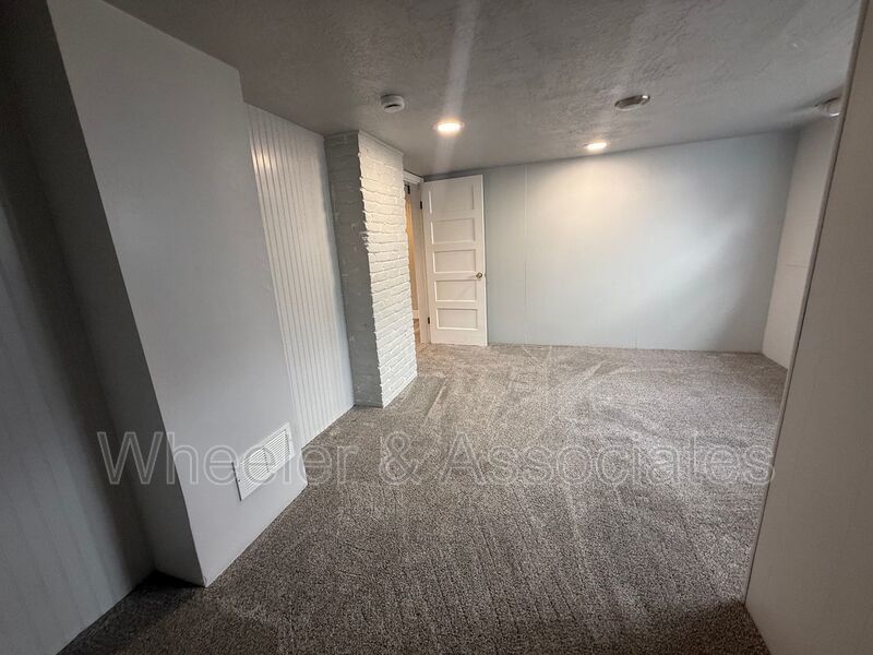 Renovated 1 bed 1 bath basement duplex with utilities paid up to $200 then split between tenants. property image