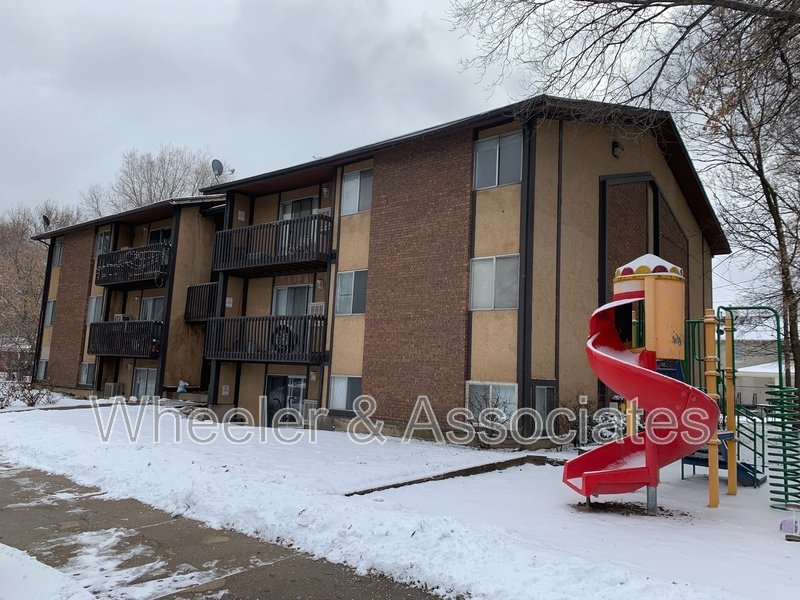 2 bed 1 bath apartment with walk-in closet, coin op laundry located at 2650 Jefferson #17 Ogden top level property image