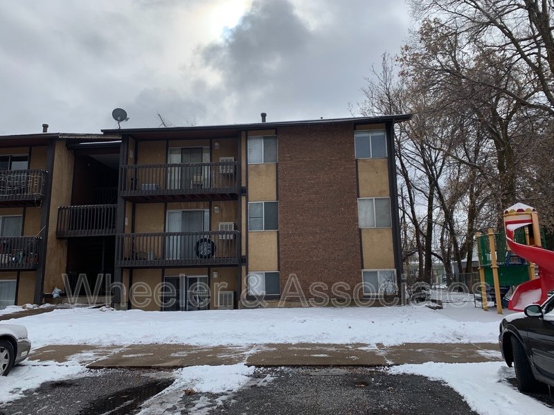 2 bed 1 bath apartment with walk-in closet, coin op laundry located at 2650 Jefferson #17 Ogden top level property image