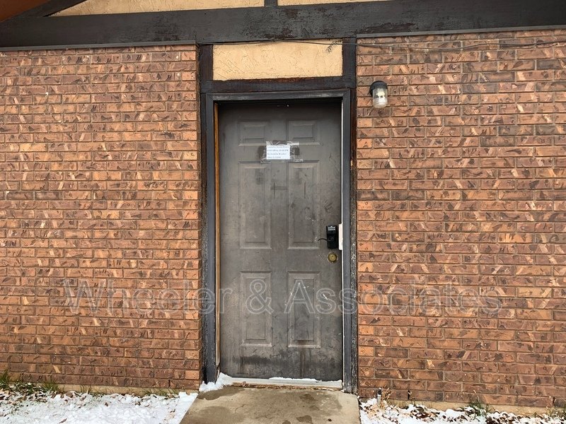 2 bed 1 bath apartment with walk-in closet, coin op laundry located at 2650 Jefferson #17 Ogden top level property image