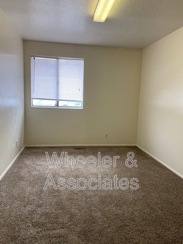 2 bed 1 bath apartment with walk-in closet, coin op laundry located at 2650 Jefferson #17 Ogden top level property image