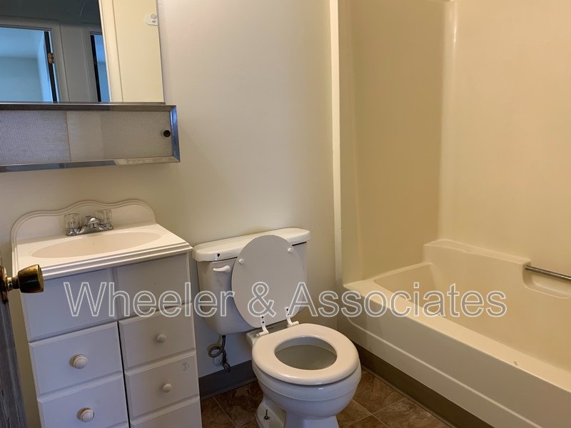 2 bed 1 bath apartment with walk-in closet, coin op laundry located at 2650 Jefferson #17 Ogden top level property image