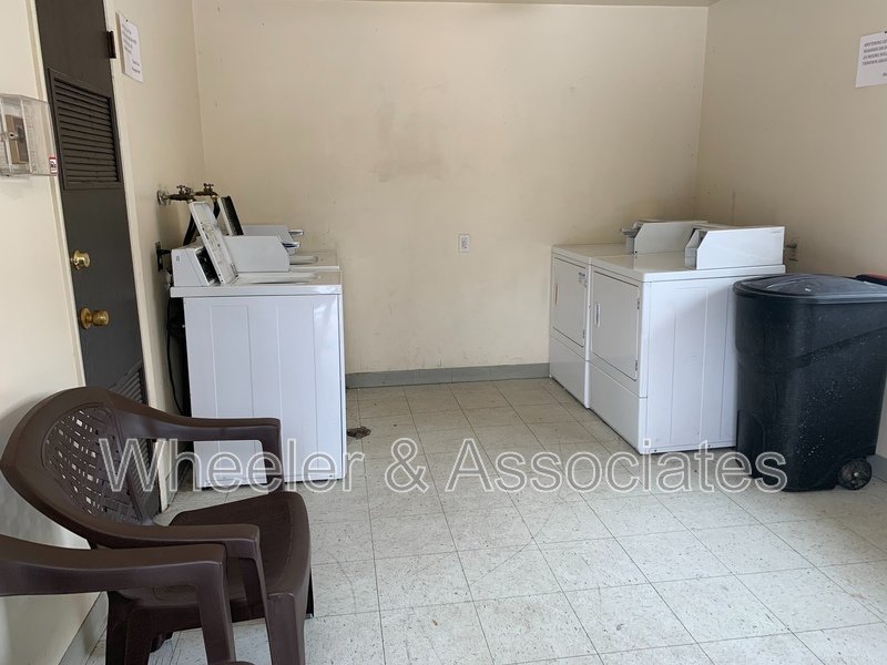 2 bed 1 bath apartment with walk-in closet, coin op laundry located at 2650 Jefferson #17 Ogden top level property image