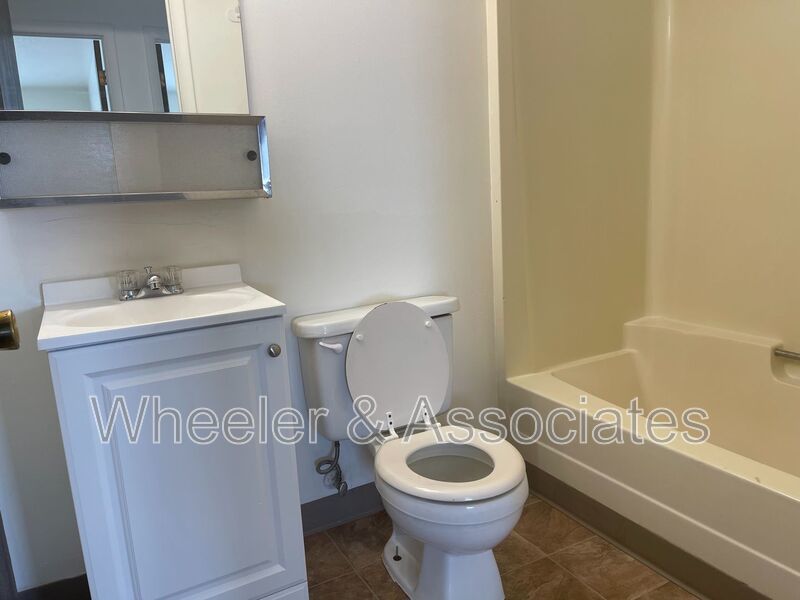 2 bed 1 bath apartment with walk-in closet, coin op laundry located at 2650 Jefferson #17 Ogden top level property image