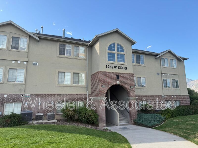 3 bedroom 2 bathroom Condo in Springville with pool access property image