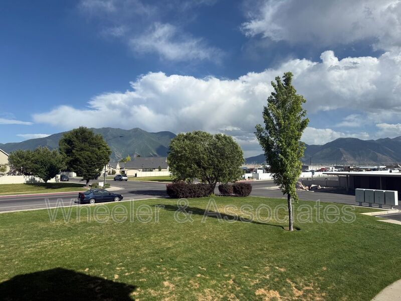 3 bedroom 2 bathroom Condo in Springville with pool access property image
