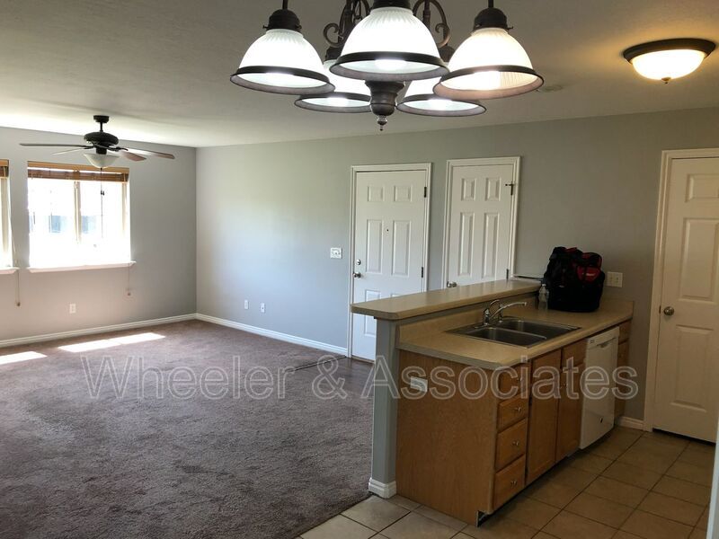 3 bedroom 2 bathroom Condo in Springville with pool access property image