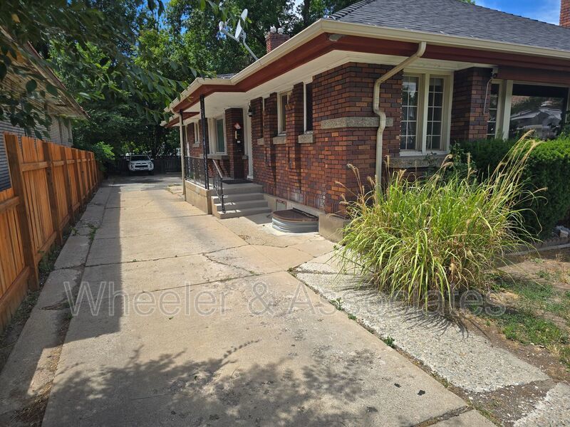 Charming 2 Bed Apartment on Harrison Blvd | Internet & Utilities Included property image