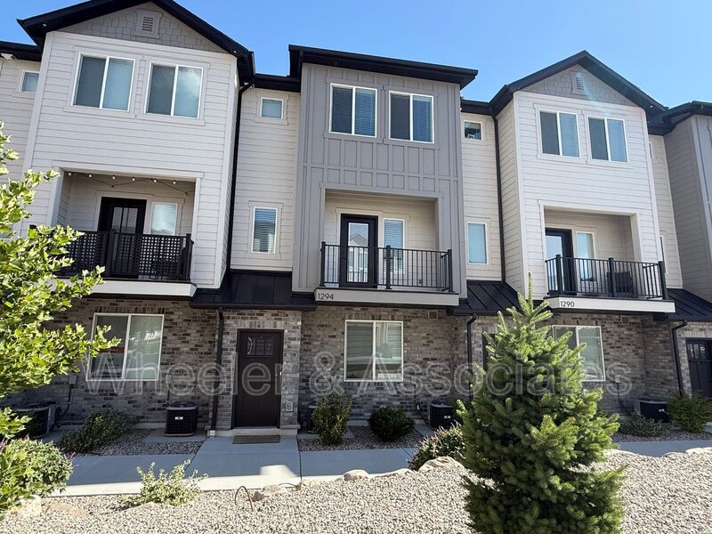 Spacious 3 bed 2 bath Condo with two .5 bathrooms, 2 car Garage and Bonus office space on Ground floor off 12th mouth of Weber Canyon. property image