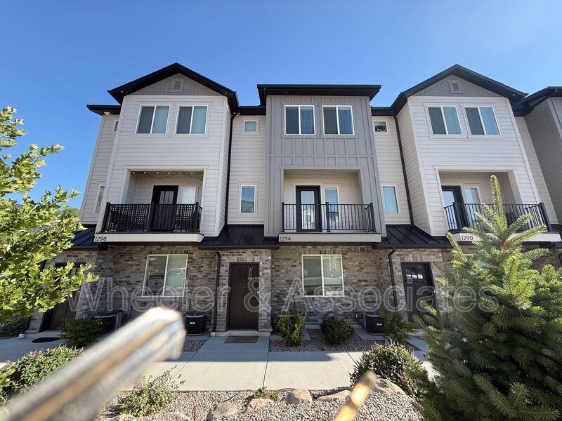Spacious 3 bed 2 bath Condo with two .5 bathrooms, 2 car Garage and Bonus office space on Ground floor off 12th mouth of Weber Canyon. property image