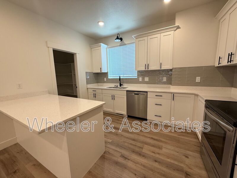 Spacious 3 bed 2 bath Condo with two .5 bathrooms, 2 car Garage and Bonus office space on Ground floor off 12th mouth of Weber Canyon. property image