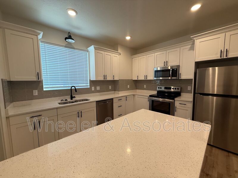 Spacious 3 bed 2 bath Condo with two .5 bathrooms, 2 car Garage and Bonus office space on Ground floor off 12th mouth of Weber Canyon. property image