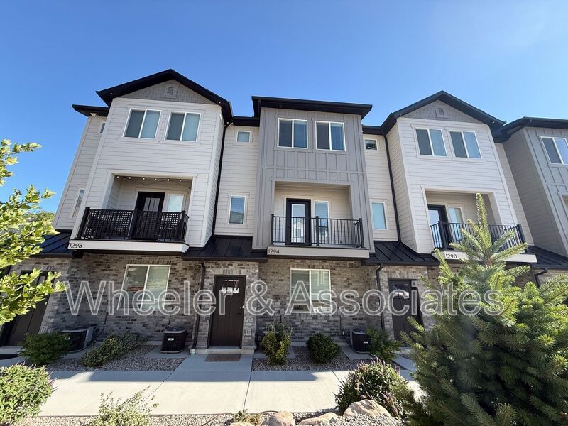 Spacious 3 bed 2 bath Condo with two .5 bathrooms, 2 car Garage and Bonus office space on Ground floor off 12th mouth of Weber Canyon. property image