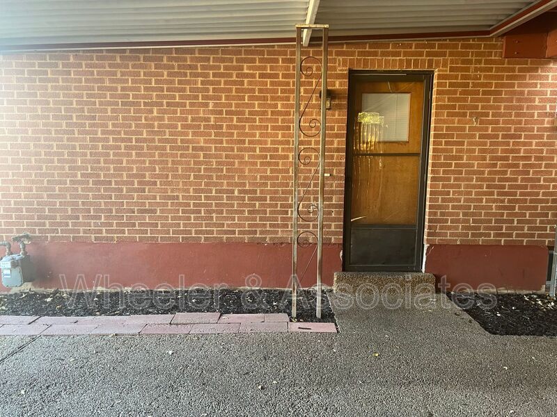 2 bed home with extra rooms for office space, 2 living rooms and 2 bathrooms with Carport and Storage. In Washington Terrace. property image