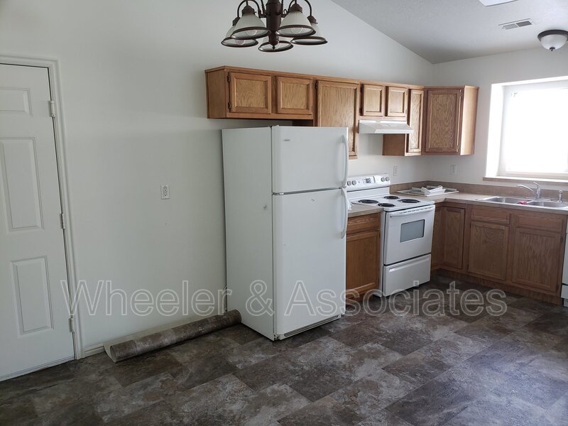 Roy 3 bedroom 2 bath garage property image