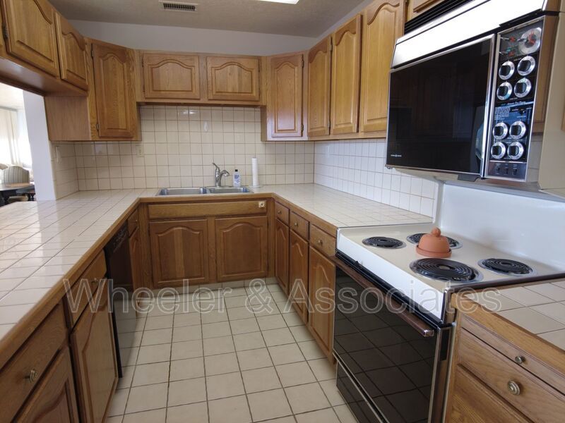 Beautiful 6th Floor Governor's Plaza Condominium Unit property image