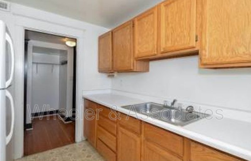 1 bed 1 bath available above Monroe on 823 23rd with Storage and Laundry room is Coin op. property image