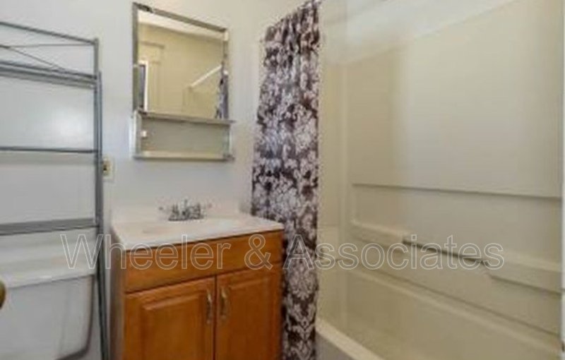 1 bed 1 bath available above Monroe on 823 23rd with Storage and Laundry room is Coin op. property image