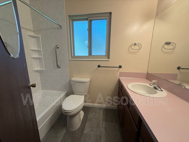 3 bed 1 bath with 1 car garage located in Riverdale property image