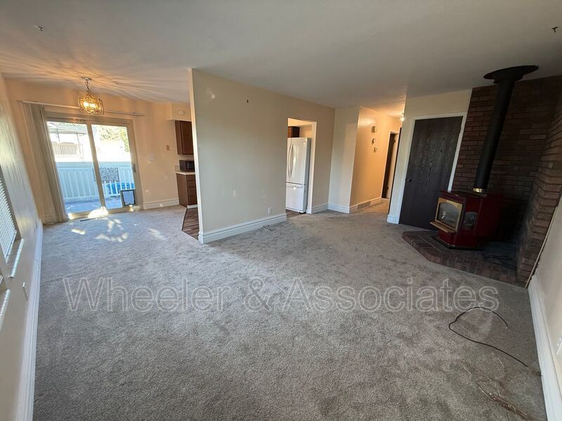 3 bed 1 bath with 1 car garage located in Riverdale property image
