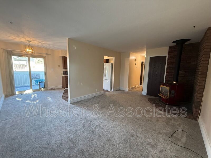3 bed 1 bath with 1 car garage located in Riverdale property image