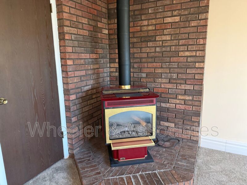 3 bed 1 bath with 1 car garage located in Riverdale property image