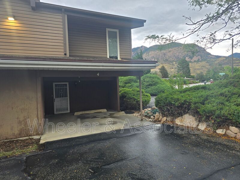 1 Bed, 1 Bath Ogden Townhouse| 942 Sq Ft, Vaulted Great Room, In-Unit Laundry property image