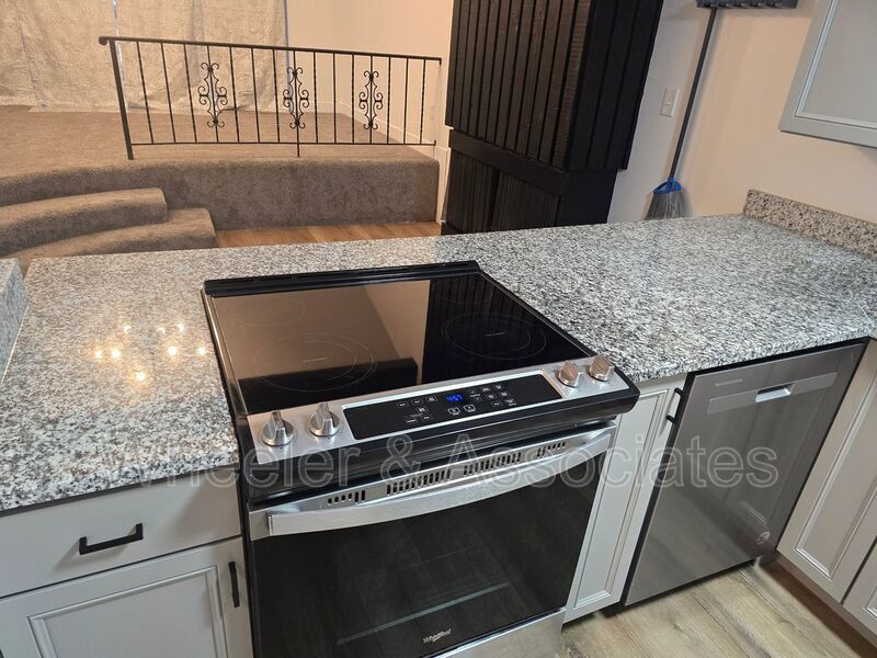 1 Bed, 1 Bath Ogden Townhouse| 942 Sq Ft, Vaulted Great Room, In-Unit Laundry property image