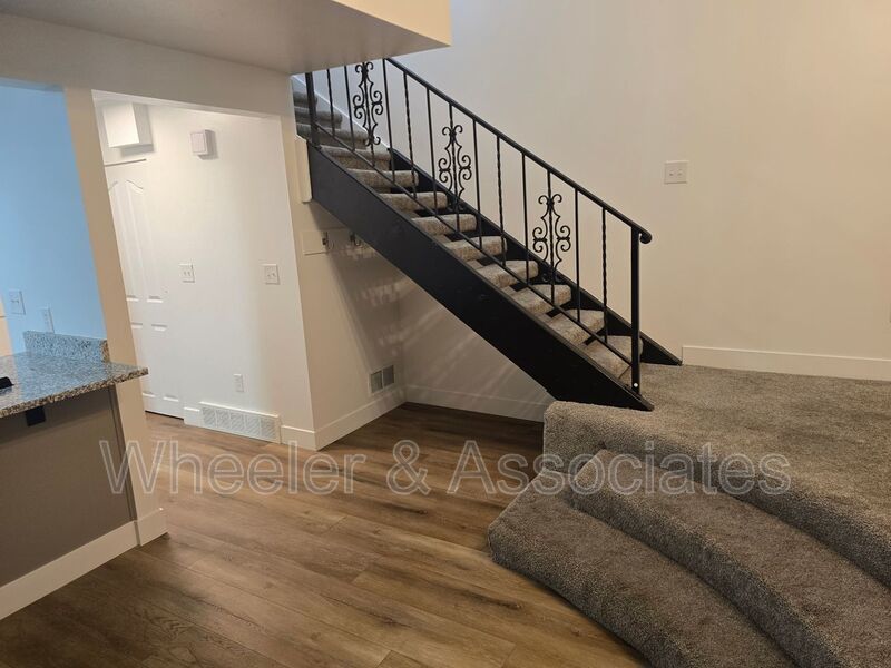 1 Bed, 1 Bath Ogden Townhouse| 942 Sq Ft, Vaulted Great Room, In-Unit Laundry property image