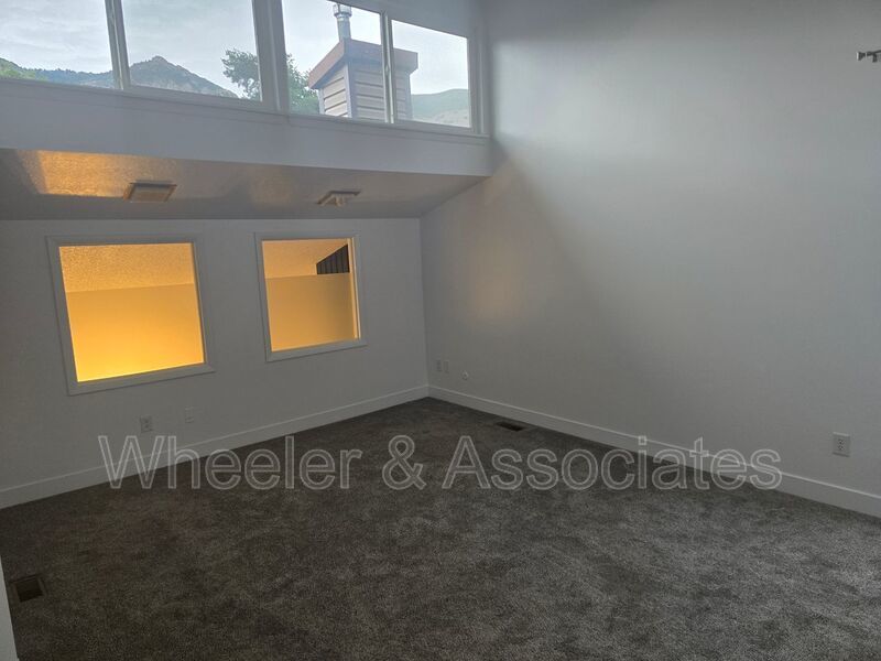 1 Bed, 1 Bath Ogden Townhouse| 942 Sq Ft, Vaulted Great Room, In-Unit Laundry property image
