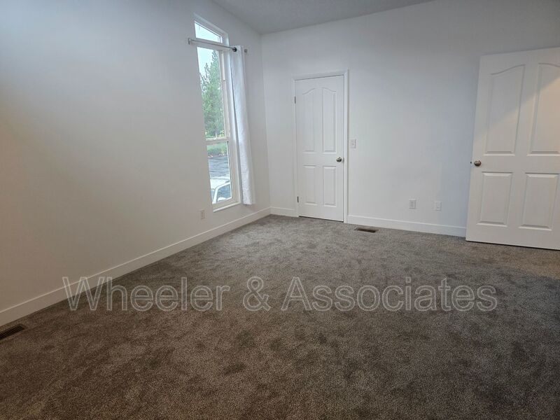 1 Bed, 1 Bath Ogden Townhouse| 942 Sq Ft, Vaulted Great Room, In-Unit Laundry property image