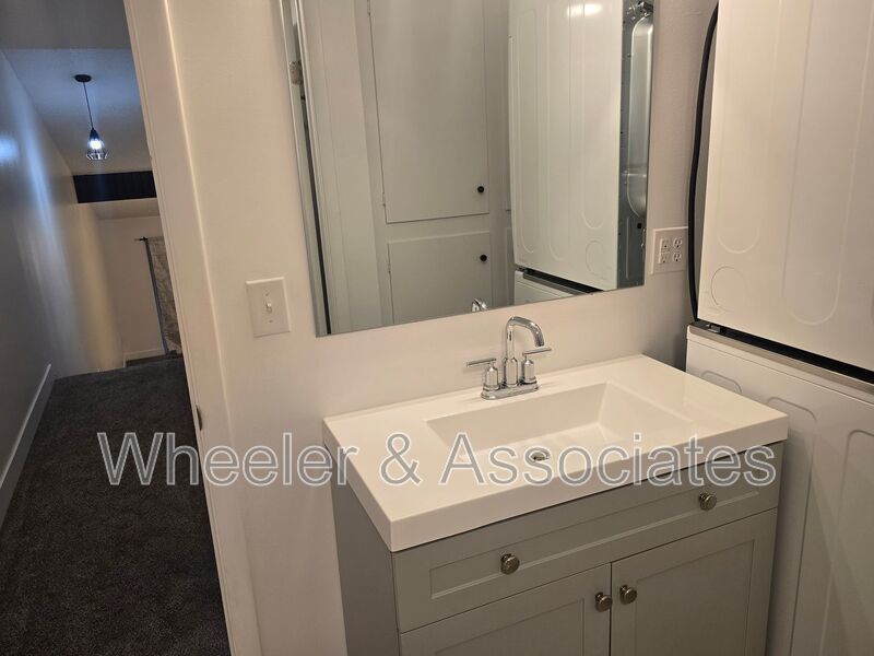 1 Bed, 1 Bath Ogden Townhouse| 942 Sq Ft, Vaulted Great Room, In-Unit Laundry property image
